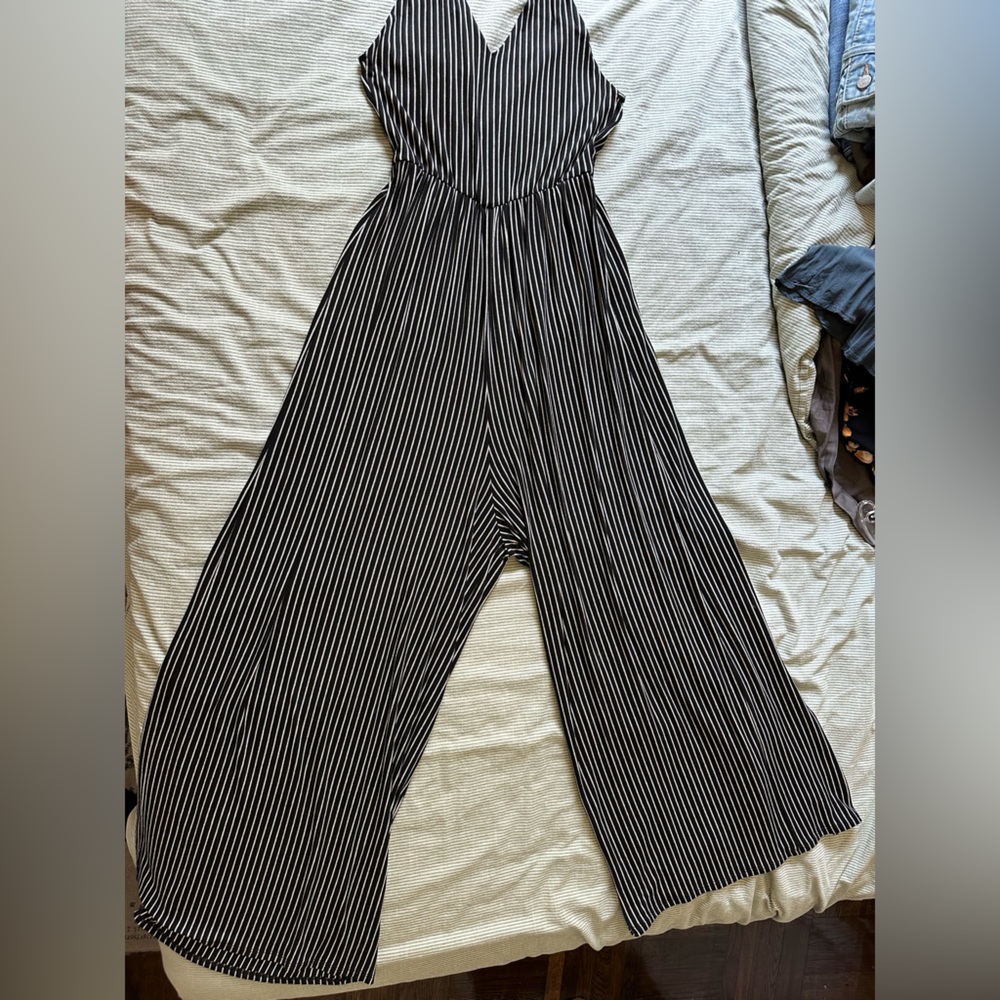 Black/white pinstriped wide-leg jumpsuit size 6 US